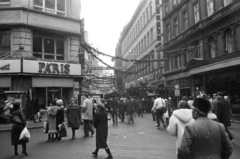 Magyarország, Budapest V., Kristóf tér - Váci utca sarok, szemben az Aranykapu karácsonyi ajándékvásár., 1981, Kriss Géza, Budapest, Fortepan #192746