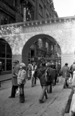 Magyarország, Budapest V., Váci utca, Aranykapu karácsonyi ajándékvásár, a Régi posta utca felől a Vörösmarty tér irányába nézve., 1981, Kriss Géza, Budapest, Fortepan #192747