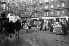 Magyarország, Budapest V., Vörösmarty tér, mesefigurákat ábrázoló paravánok a Váci utcai Aranykapu karácsonyi ajándékvásár idején. Háttérben balra a Deák Ferenc utca torkolata., 1981, Kriss Géza, Budapest, Fortepan #192751