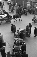 Magyarország, Budapest VIII., Práter utca - Nagy Templom utca kereszteződése, Az enyéim című francia-kanadai-magyar koprodukciós film forgatási helyszíne. A felvétel a Práter utca 34. számú házból készült., 1982, Kriss Géza, ló, Budapest, Fortepan #192764