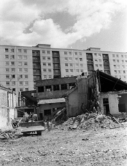 Magyarország, Budapest VIII., a Leonardo da Vinci utca épületeinek bontása, háttérben a Szigony utcai panelsorház Leonardo da Vinci köz felőli homlokzata., 1983, Kriss Géza, Budapest, Fortepan #192783