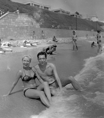 Romania, Eforie, Eforie Nord, tengerpart. Rozsos István és Géczi Dorottya színművész házaspár., 1959, Rothman család, celebrity, beach, bathing suit, bathing, summer, sea, double portrait, Fortepan #19283