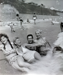 Romania, Eforie, Eforie Nord, tengerpart. Rozsos István és Géczi Dorottya színművész házaspár a csoport jobb szélén., 1959, Rothman család, celebrity, beach, bathing suit, bathing, summer, fun, sea, braid, headscarf, Fortepan #19284