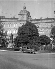 Magyarország, Budapest VI., Kodály Körönd (Körönd), az Andrássy udvar előtt Zrinyi Miklós szobra., 1923, Fortepan, szobor, emlékmű, automobil, Budapest, Zrínyi Miklós-ábrázolás, Róna József-terv, Bukovics Gyula-terv, épület, torony, Fortepan #19287