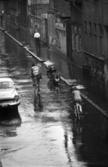 Magyarország, Budapest VIII., Nagy Templom utca, a felvétel a Práter utca 34. számú házból készült., 1968, Kriss Géza, Budapest, kerékpár, eső, motorkerékpár, Fortepan #192944