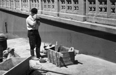 Hungary, Fót, a lábazat felújítása a római katolikus templom kerítésénél., 1970, Kriss Géza, worker, tool, mortar box, Fortepan #193006