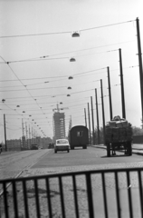 Magyarország, Budapest XIII., Árpád híd, háttérben az épülő SZOT irodaház (később Nyugdíjfolyósító)., 1970, Kriss Géza, Budapest, lovaskocsi, Fortepan #193016