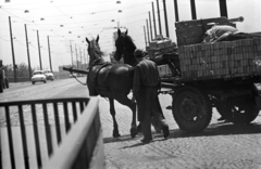 Magyarország, Budapest XIII., Árpád híd, háttérben az épülő SZOT irodaház (később Nyugdíjfolyósító)., 1970, Kriss Géza, lovaskocsi, tégla, Budapest, Fortepan #193017