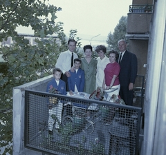 Hungary, Budapest III., Árpád fejedelem útja, a felvétel az 55. számú ház egyik erkélyén készült. Távolban a Margit híd sziluettje látható., 1968, Fortepan, colorful, family, baby carriage, tableau, balcony, Budapest, Fortepan #19302