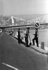 Magyarország, Budapest XI., a budai alsó rakpart a Műegyetem rakpart alatt, háttérben a Szabadság híd és az Erzsébet híd., 1970, Kriss Géza, Budapest, Fortepan #193048