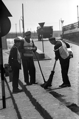 Magyarország, Budapest XI., a budai alsó rakpart a Műegyetem rakpart alatt, háttérben a Petőfi híd., 1970, Kriss Géza, Budapest, Fortepan #193049