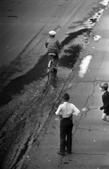 Hungary, Budapest VIII., járdaszakasz a Práter utca a 32. számú ház előtt, a 34. számú házból fényképezve., 1965, Kriss Géza, Budapest, bicycle, puddle, kids, Fortepan #193070