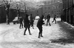 Magyarország, Budapest VIII., Corvin (Kisfaludy) köz, balra a Corvin mozi., 1973, Kriss Géza, hógolyó, Budapest, Fortepan #193151