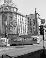 Magyarország, Budapest VII., Astoria kereszteződés, MTA lakóház., 1983, Fortepan, magyar gyártmány, jelzőlámpa, villamos, Ganz-márka, Ganz UV, Budapest, tömegközlekedés, Hültl Dezső-terv, Fortepan #19326