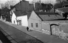 Magyarország, Budapest II., a Margit utca az Apostol utca irányába nézve, középen a Margitkert vendéglő., 1975, Kriss Géza, Budapest, Fortepan #193304