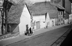 Magyarország, Budapest II., Margit utca a Margit körút (Mártírok útja) irányába nézve, balra a Margitkert vendéglő., 1975, Kriss Géza, Budapest, Fortepan #193305