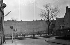 Magyarország, Budapest VIII., Nap utca, jobbra a Nagy Templom utca., 1975, Kriss Géza, játszótér, Budapest, Fortepan #193308