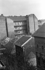 Magyarország, Budapest VIII., kilátás a Szerdahelyi utca 2-es számú házból. Szemben a 11-es számú ház tűzfalai és függőfolyosói látszanak., 1972, Kriss Géza, Budapest, Fortepan #193341