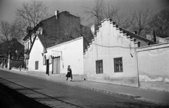 Magyarország, Budapest II., a Margit utca az Apostol utca irányába nézve, középen a Margitkert vendéglő., 1975, Kriss Géza, Budapest, Fortepan #193347