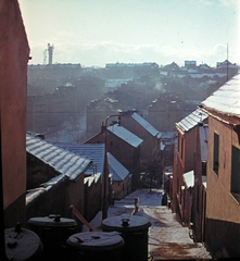 Csehország, Prága, Na Zástřelu ulice a Na Bateriích ulice felől a Ve Střešovičkách ulice felé nézve, háttérben a strahovi adótorony., 1963, Wein Sarolta, Csehszlovákia, tél, színes, utcakép, kuka, Fortepan #19336