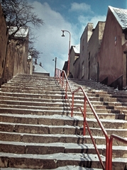 Csehország, Prága, Na Zástřelu ulice a Ve Střešovičkách ulice felől a Na Bateriích ulice felé nézve., 1963, Wein Sarolta, Csehszlovákia, nyugalom, tél, színes, korlát, lépcső, lámpaoszlop, Fortepan #19337