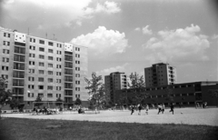 Magyarország, Budapest XI., Irinyi József utca a Bogdánfy utca felé nézve, jobbra a Bogdánfy Ödön Általános Iskola (később Kürt Alapítványi Gimnázium)., 1977, Kriss Géza, Budapest, Lágymányosi lakótelep, Fortepan #193410