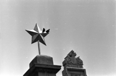 Magyarország, Budapest V., Vigadó tér, szovjet hősi emlékmű, háttérben a Vigadó épületdísze., 1974, Kriss Géza, Budapest, Fortepan #193415