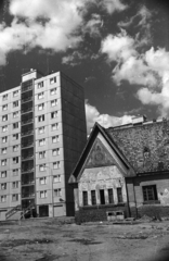 Magyarország, Székesfehérvár, balra a Kígyó (Velinszky László) utca 5. számú panelház, jobbra a Kígyó köz sarkán álló ház., 1971, Kriss Géza, Fortepan #193427