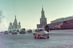 Russia, Moscow, Vörös tér, háttérben a Vaszilij Blazsennij székesegyház, szemben a Szpasszkaja-torony, egykor a Kreml főbejárata, jobbra a Lenin mauzóleum., 1958, Wein Sarolta, Soviet Union, colorful, Soviet brand, GAZ-brand, commercial vehicle, Red Star, automobile, M20 Pobieda, standing in line, onion dome, Cathedral, mausoleum, Postnik Yakovlev-design, Alexey Viktorovich Shchusev-design, Fortepan #19344