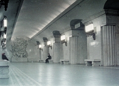 Russia, Moscow, 3. metróvonal, Szmolenszki állomás., 1958, Wein Sarolta, Soviet Union, colorful, relief, bench, lamp bracket, subway station, subway, Fortepan #19346