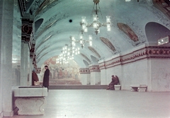 Russia, Moscow, 3. metróvonal, Kijevi állomás., 1958, Wein Sarolta, Soviet Union, colorful, chandelier, fresco, subway station, subway, Fortepan #19347