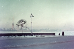 Oroszország, Szentpétervár, (Leningrád) a Néva folyó túlpartján a Péter-Pál erőd., 1958, Wein Sarolta, Szovjetunió, színes, lámpaoszlop, Fortepan #19353