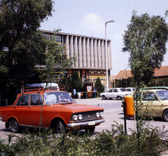 Magyarország, Tiszakécske, Béke út 140., Arany János Művelődési Központ és Városi Könyvtár., 1982, Gábor Viktor, színes, Moszkvics-márka, Polski Fiat 126p, Fortepan #193577