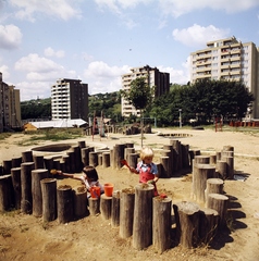 Magyarország, Zalaegerszeg, játszótér a Pais Dezső utcában, háttérben a Landorhegyi út épületei., 1983, Gábor Viktor, játszótér, színes, rönkvár, Fortepan #193578