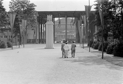 Lengyelország, Wroclaw, Hala Stulecia (korábban Hala Ludowa)., 1938, Wein Sarolta, zászló, horogkereszt, politikai dekoráció, oszlop, nemzeti jelkép, Max Berg-terv, Fortepan #19358