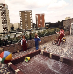 Magyarország, Zalaegerszeg, a Lépcsősor utca egyik épületének terasza, háttérben a Göcseji út 53., 51. és 49. számú lakóházak., 1985, Gábor Viktor, színes, gyerekkerékpár, Fortepan #193583