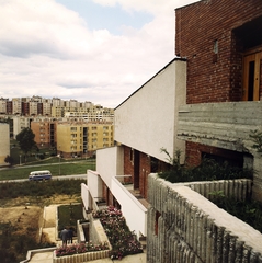 Magyarország, Zalaegerszeg, az egyik Lépcsősor utcai lakóháztól a Göcseji út és a Landorhegyi lakótelep felé nézve., 1985, Gábor Viktor, Fortepan #193588