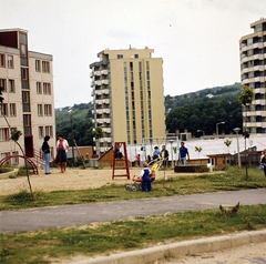 Magyarország, Zalaegerszeg, játszótér a Pais Dezső utcában, háttérben a Landorhegyi út épületei., 1983, Gábor Viktor, színes, Fortepan #193597