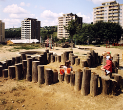 Magyarország, Zalaegerszeg, játszótér a Pais Dezső utcában, háttérben a Landorhegyi út épületei., 1983, Gábor Viktor, színes, rönkvár, Fortepan #193600