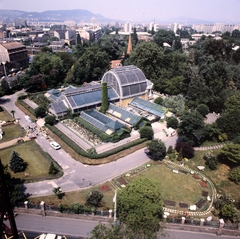 Magyarország, Városliget, Budapest XIV., kilátás a Szépművészeti Múzeumból az Állatkert felé, az előtérben a Pálmaház., 1986, Gábor Viktor, színes, Budapest, Fortepan #193606