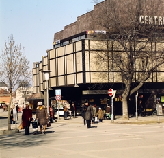 Magyarország, Eger, Dobó István tér, Centrum Áruház, balra a Zalár József utca., 1985, Gábor Viktor, Fortepan #193615