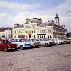 Magyarország, Baja, Szentháromság (Béke) tér, szemben a Városi Tanács épülete (később Városháza)., 1985, Gábor Viktor, színes, rendszám, VAZ 2101, Polski Fiat 126p, Fiat 850, Trabant 601, Fortepan #193617