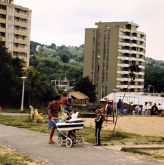 Magyarország, Zalaegerszeg, játszótér a Pais Dezső utcában, háttérben a Landorhegyi út épületei., 1983, Gábor Viktor, játszótér, színes, babakocsi, Fortepan #193626