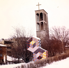 Magyarország, Pécs, Hunyadi János utca, Vásárhelyi Győző (Victor Vasarely) magyar-francia festő 1977-ben felállított Jel-szobor című alkotása. Háttérben a Pálos templom., 1980, Gábor Viktor, színes, Fortepan #193656