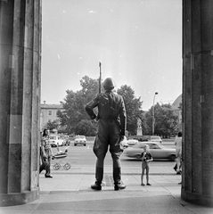 Németország, Berlin, Kelet-Berlin, Unter den Linden, a háborús áldozatok emlékműve (Neue Wache), szemben a Bebelplatz., 1973, Gábor Viktor, NDK, Kelet-Berlin, babakocsi, Fortepan #193684