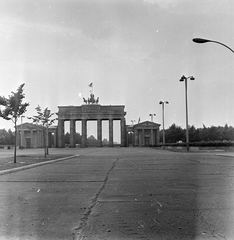 Németország, Berlin, Kelet-Berlin, Brandenburgi kapu az Unter den Linden felől., 1973, Gábor Viktor, NDK, Berlini fal, Kelet-Berlin, Fortepan #193685