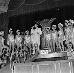 Magyarország, Budapest VI., Nagymező utca 17., Budapest Táncpalota (Moulin Rouge). Németh József táncdalénekes., 1969, Gábor Viktor, Budapest, Fortepan #193706