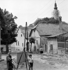 Magyarország, Szentendre, Rab Ráby tér, szemben Rab Ráby háza, jobbra fent a Belgrád székesegyház (Görögkeleti Püspöki Főszékesegyház). Előtérben Miháltz Pál festőművész., 1959, Gábor Viktor, Fortepan #193757