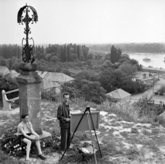 Magyarország, Szentendre, Szamár-hegy, kilátás a Szerb (Tobakos) kereszttől a Duna felé. Miháltz Pál festőművész, 1959, Gábor Viktor, Fortepan #193759