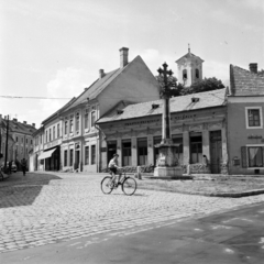 Magyarország, Szentendre, Fő (Marx) tér, középen a Szerb (kalmár) kereszt, háttérben a Keresztelő Szent János-templom tornya., 1966, Gábor Viktor, kerékpár, Fortepan #193765